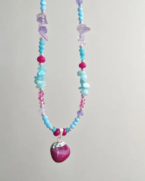 Collar turquesa y amatista con piedra fucsia