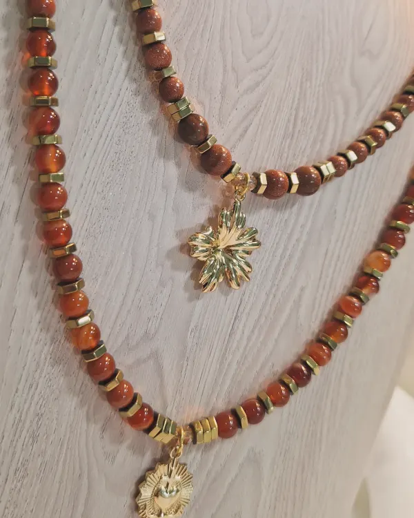 Collar jaspe rojo con dije de flor