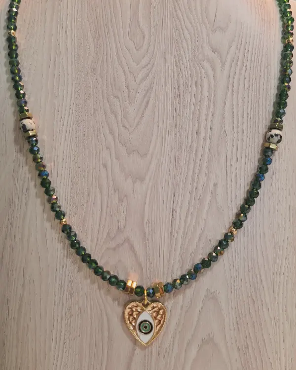 Collar verde con corazón de ojo turco