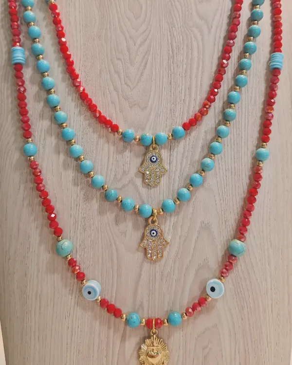 Collar coral y turquesa con mano de Fátima