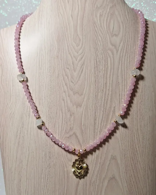 Collar rosa con medalla